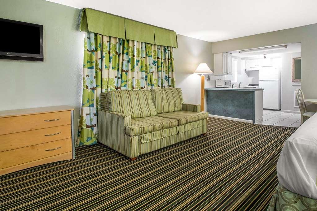 Rodeway Inn & Suites Winter Haven Chain Of Lakes Habitación foto