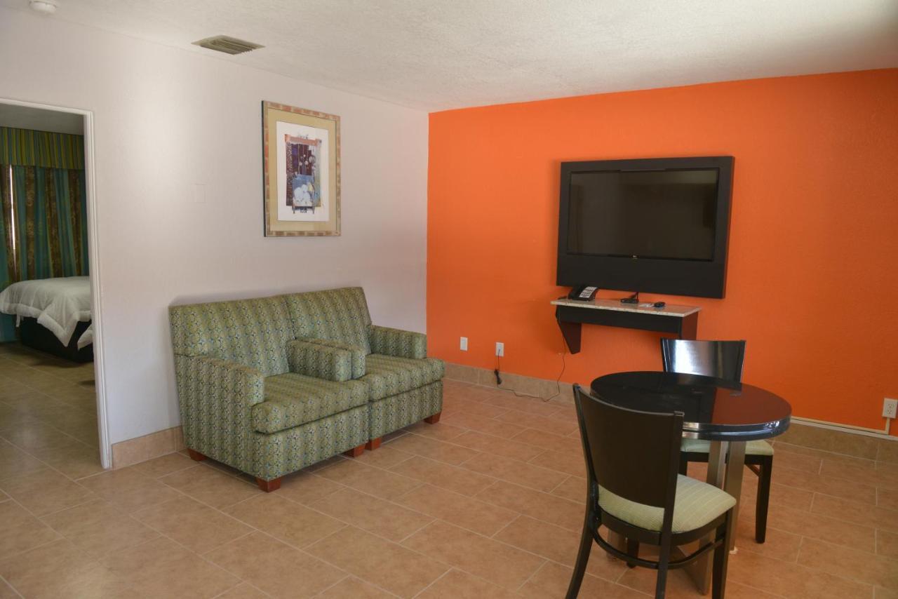 Rodeway Inn & Suites Winter Haven Chain Of Lakes Exterior foto